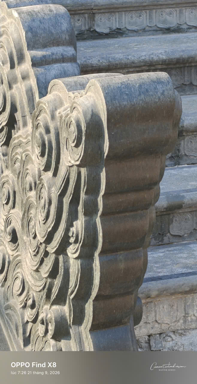 Tiêu điểm rồng đá bậc thềm Chùa Ngọc