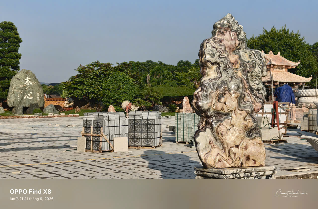 Tảng đá cảnh quan độc phong trên sân lát
