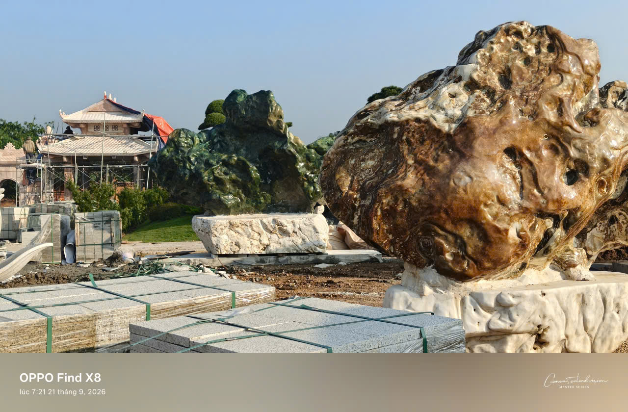 Khối đá trầm tích tự nhiên trên bệ hoa viên