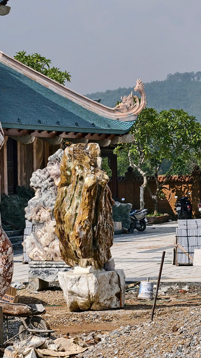 Hòn non bộ đá tự nhiên trước tiền đường
