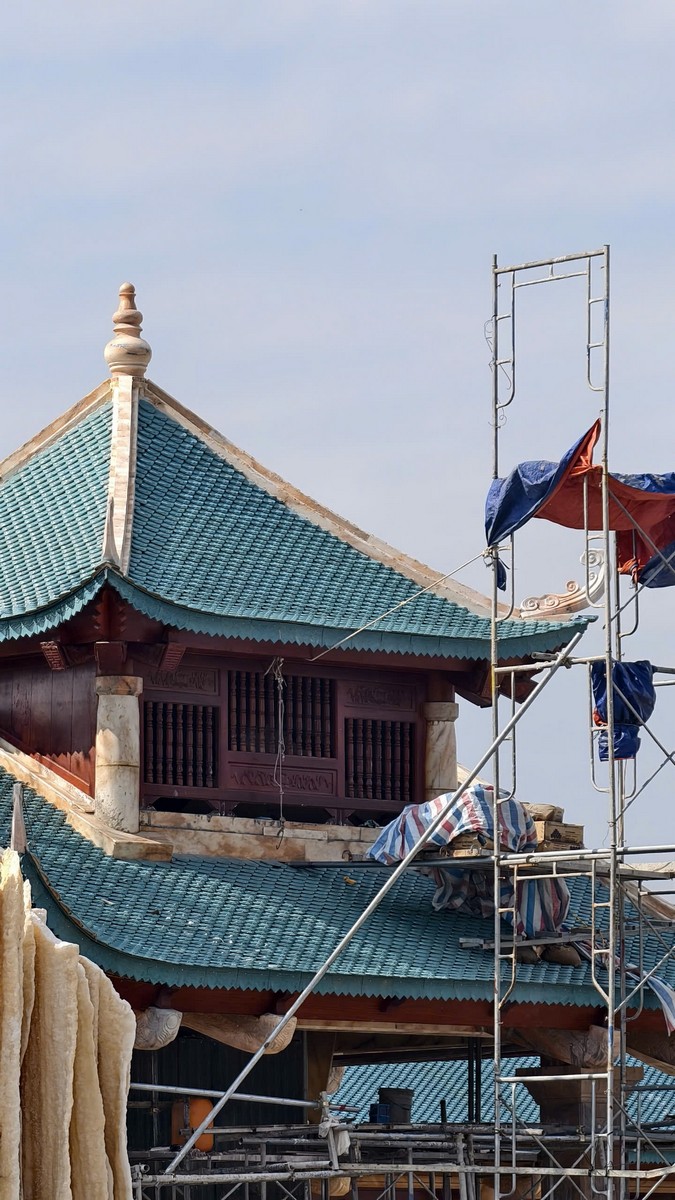Góc lầu mái đao cong ngói lưu ly xanh