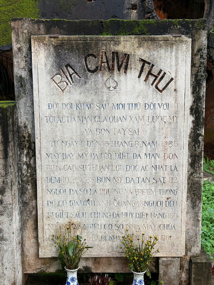 Bề mặt bia đá ghi dấu lịch sử đấu tranh