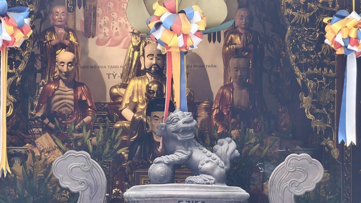 Tôn tượng cổ sơn son thếp vàng tại nội điện