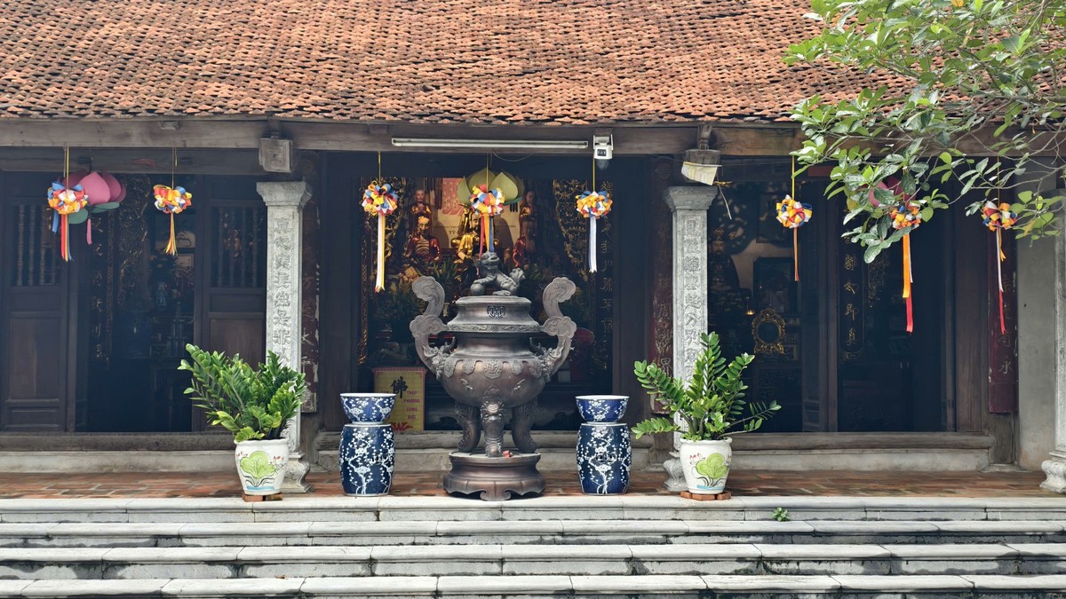 Chính diện tiền đường và lư hương đá