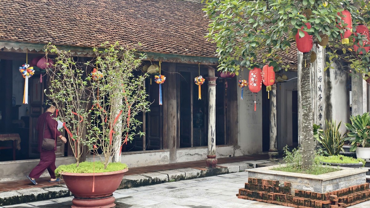 Hàng hiên và hệ cửa bức bàn gỗ mộc