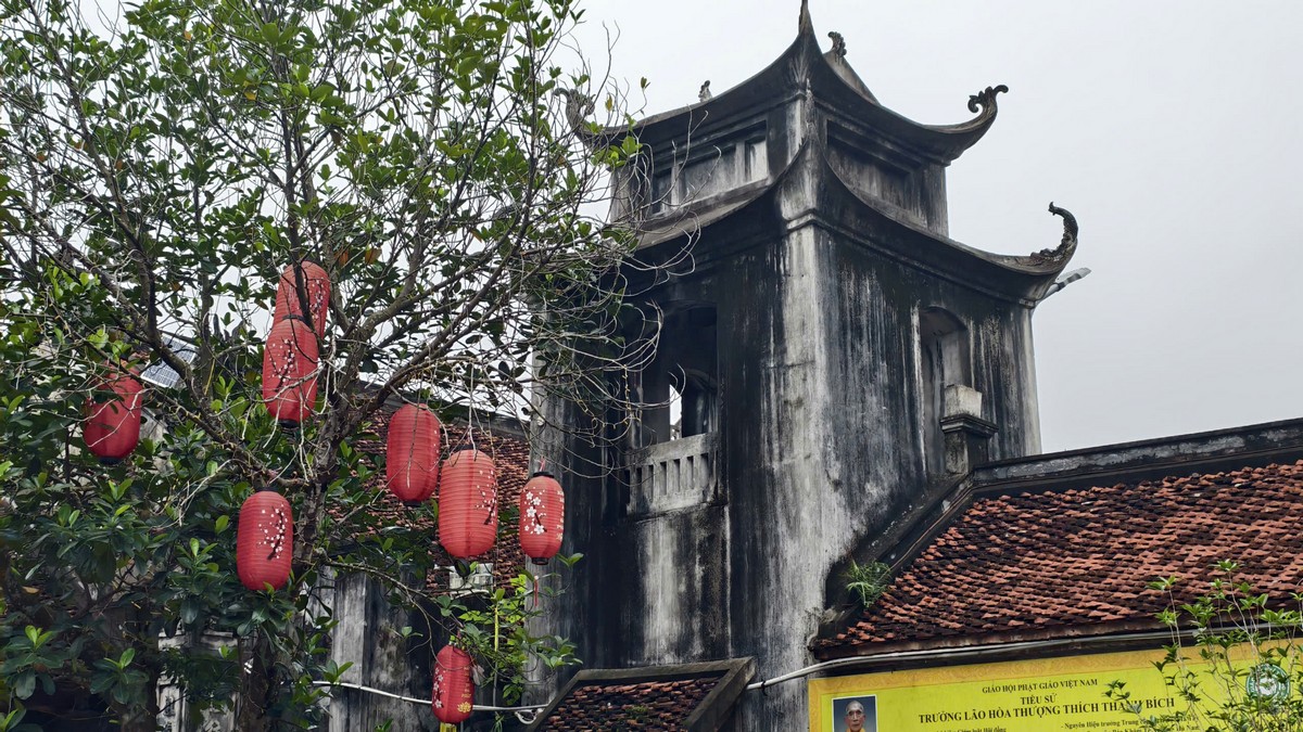 Lầu chuông cổ kính treo đèn lồng