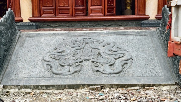 Bức chiếu rồng đá chính giữa lối lên sảnh