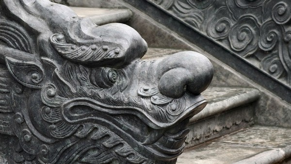 Đầu rồng đá bậc thềm