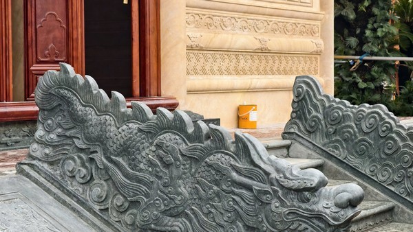 Lan can con tiện đá dốc theo bậc