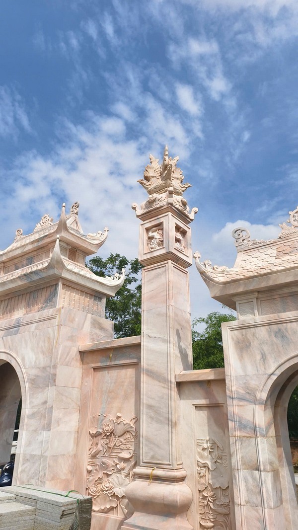 Tháp mộ đá tầng cao trong khuôn viên chùa