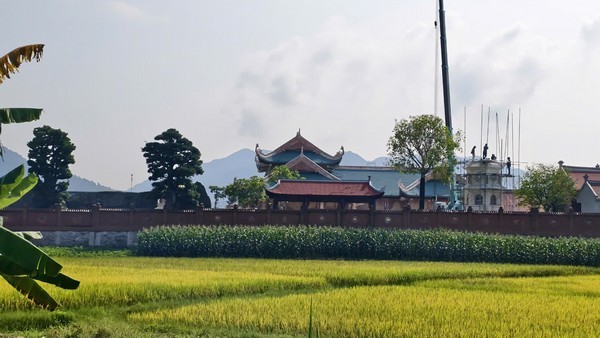 Khuôn viên chùa hướng nhìn về cánh đồng