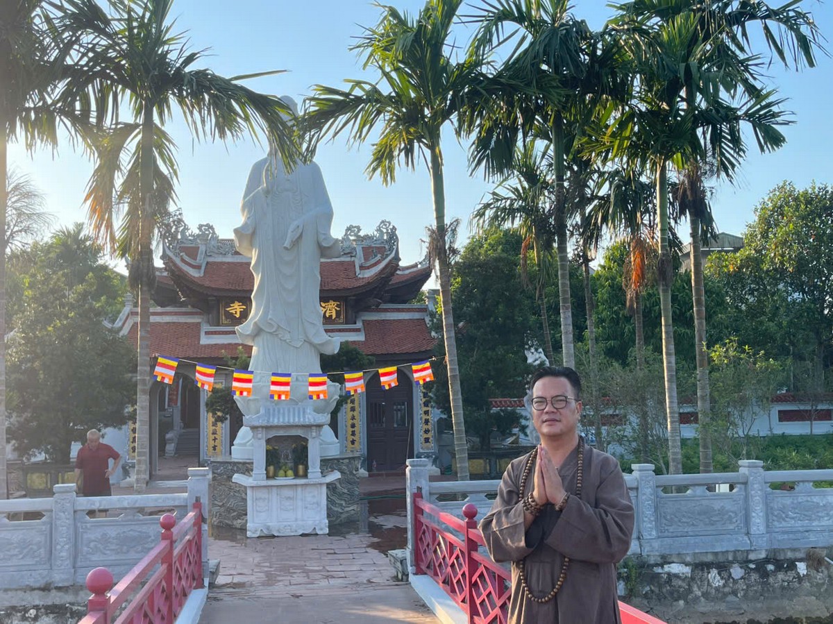 Cầu đá dẫn lối đến tượng Quán Thế Âm bên hồ