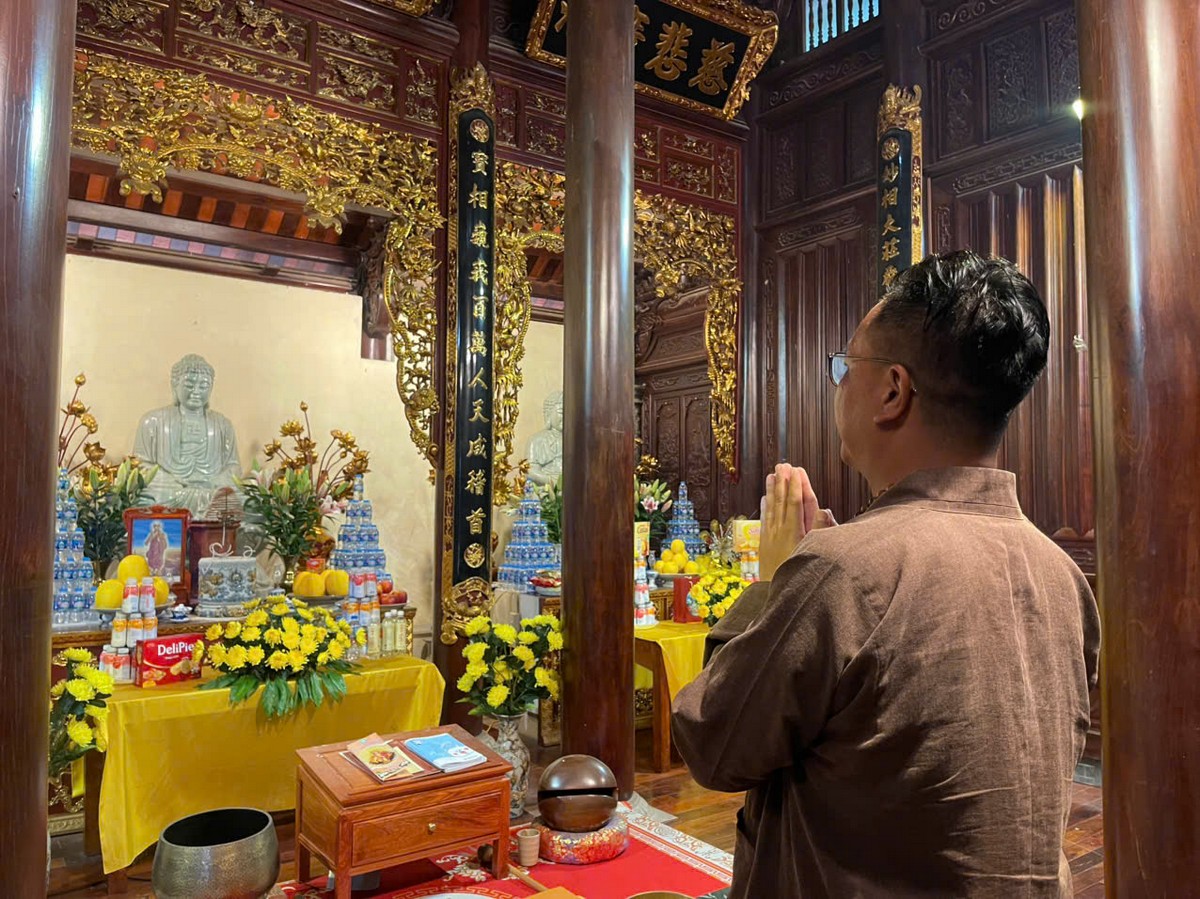 Nội điện thờ Phật trang nghiêm ấm áp