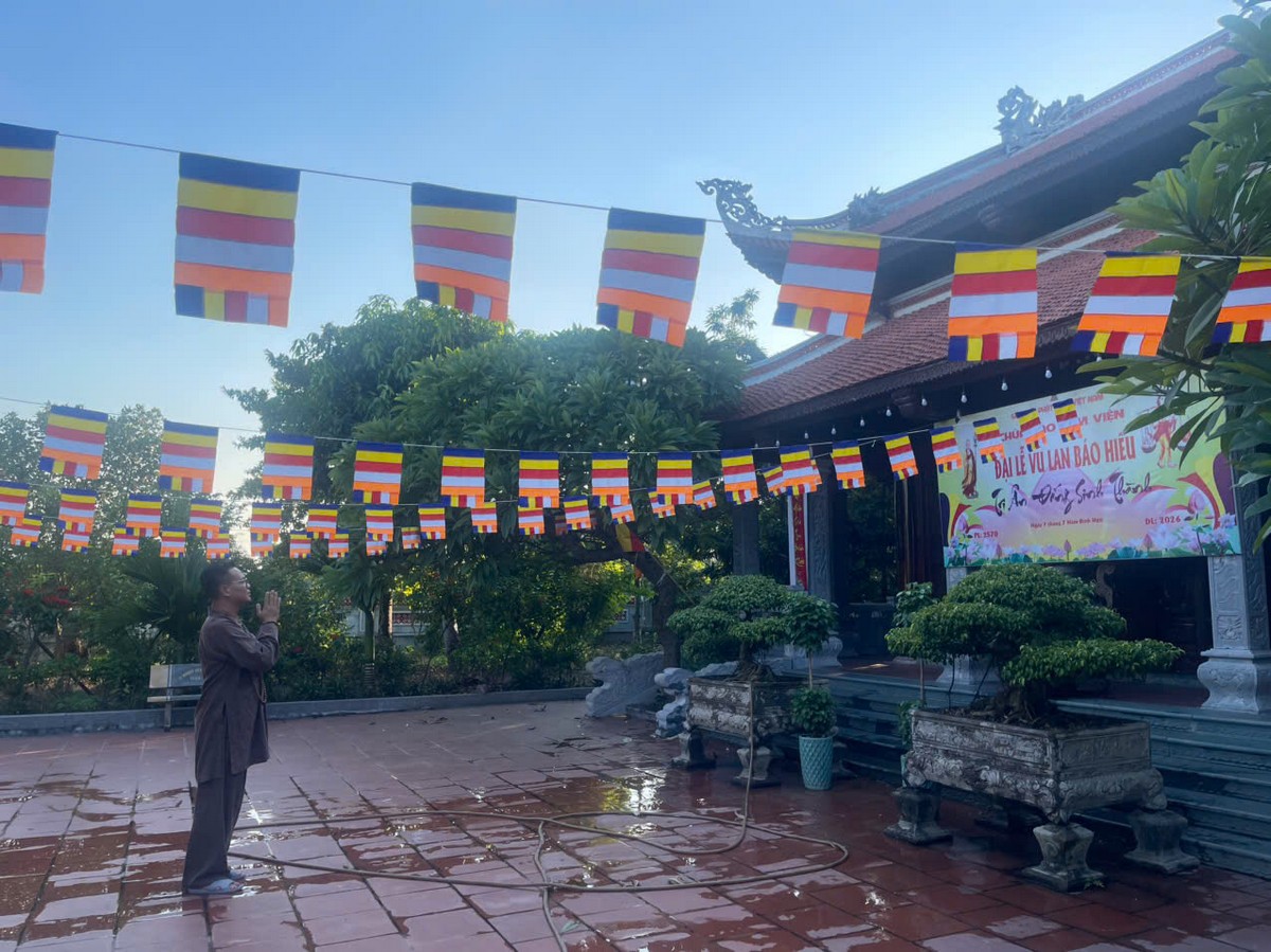Khoảng sân chùa thoáng đãng lát gạch đỏ