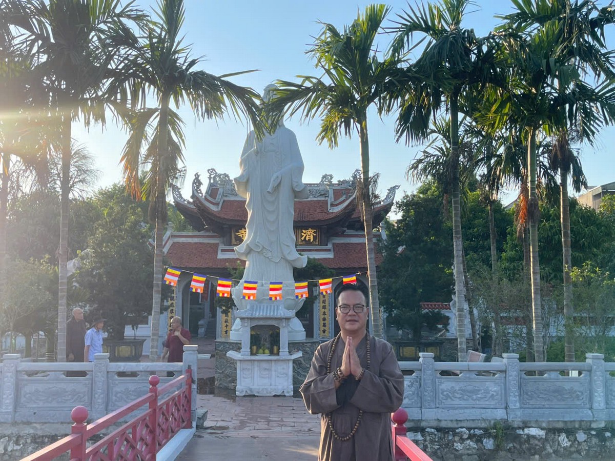 Không gian thanh tịnh dưới rặng cau và thảm cỏ xanh