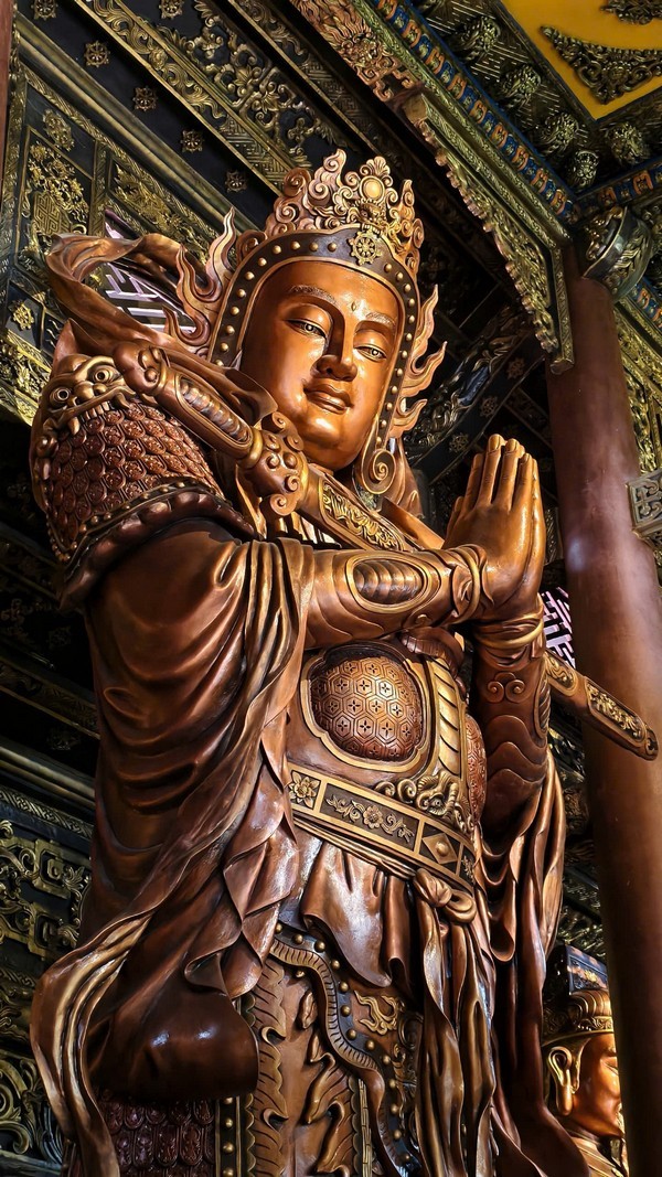 Tượng Bồ Tát đứng uyển chuyển