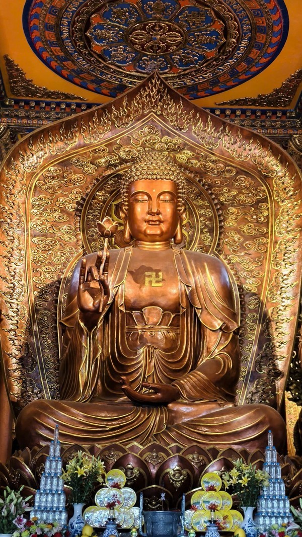 Hào quang pháp luân và mây lành