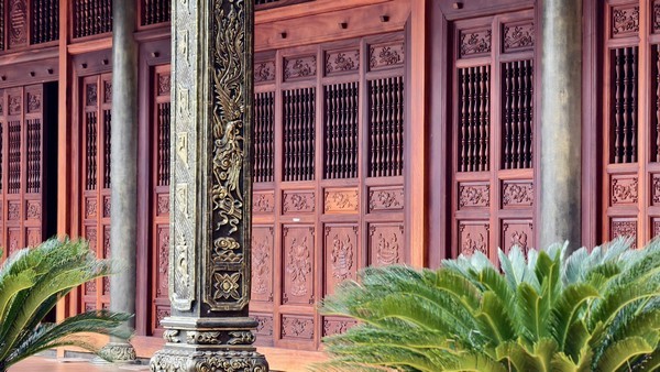 Mặt đứng tiền đường và cửa bức bàn