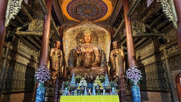 Chính diện tôn nghiêm tòa Tam Bảo