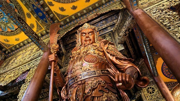 Chi tiết vì nóc chạm chim thần và mây lửa