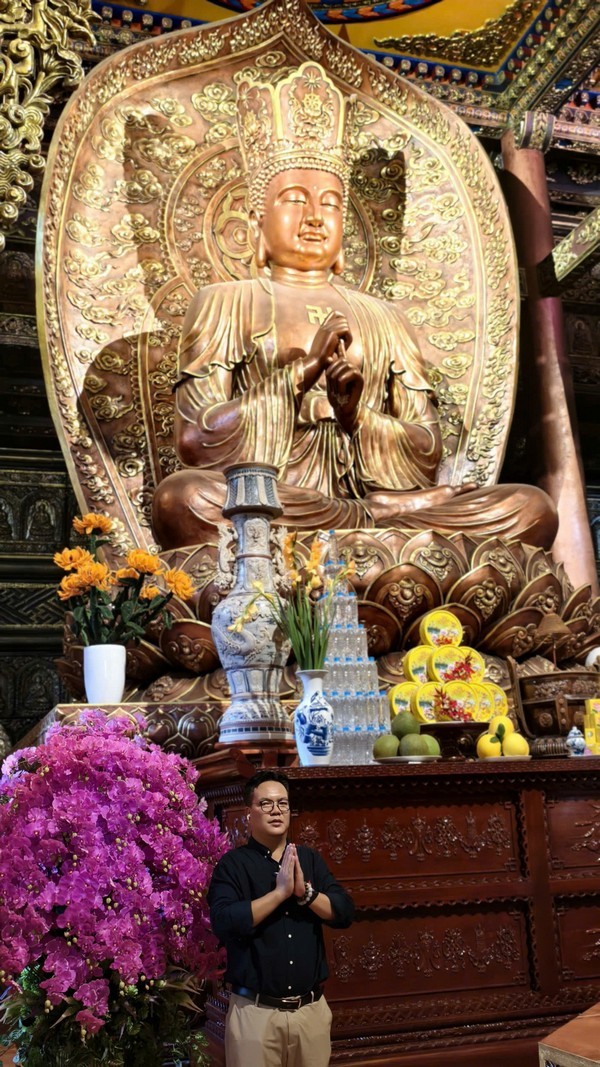Tượng Phật đặt trang nghiêm bên bình hoa