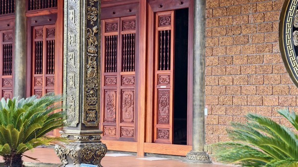 Hệ cột gỗ và hàng hiên thoáng đãng