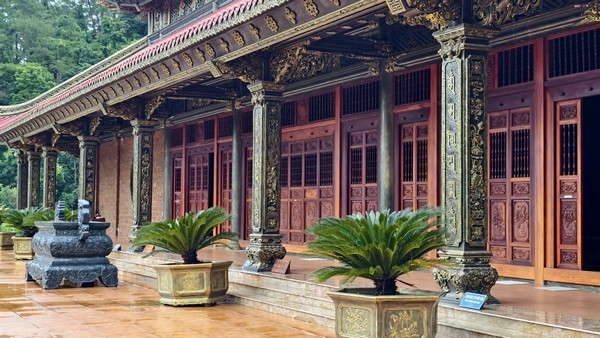 Góc tiếp cận sườn hiên chùa
