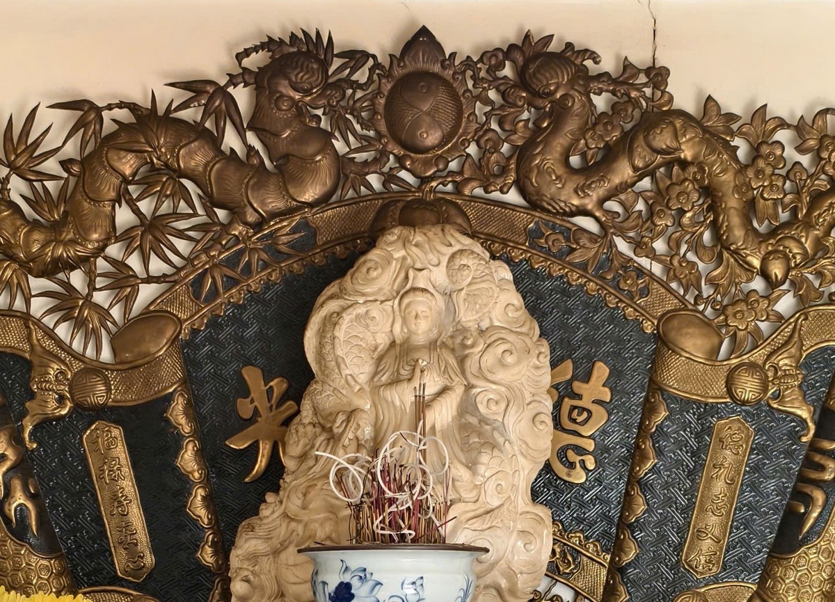 Tiêu điểm bàn thờ gia tiên nhà thờ họ Nghĩa Trụ