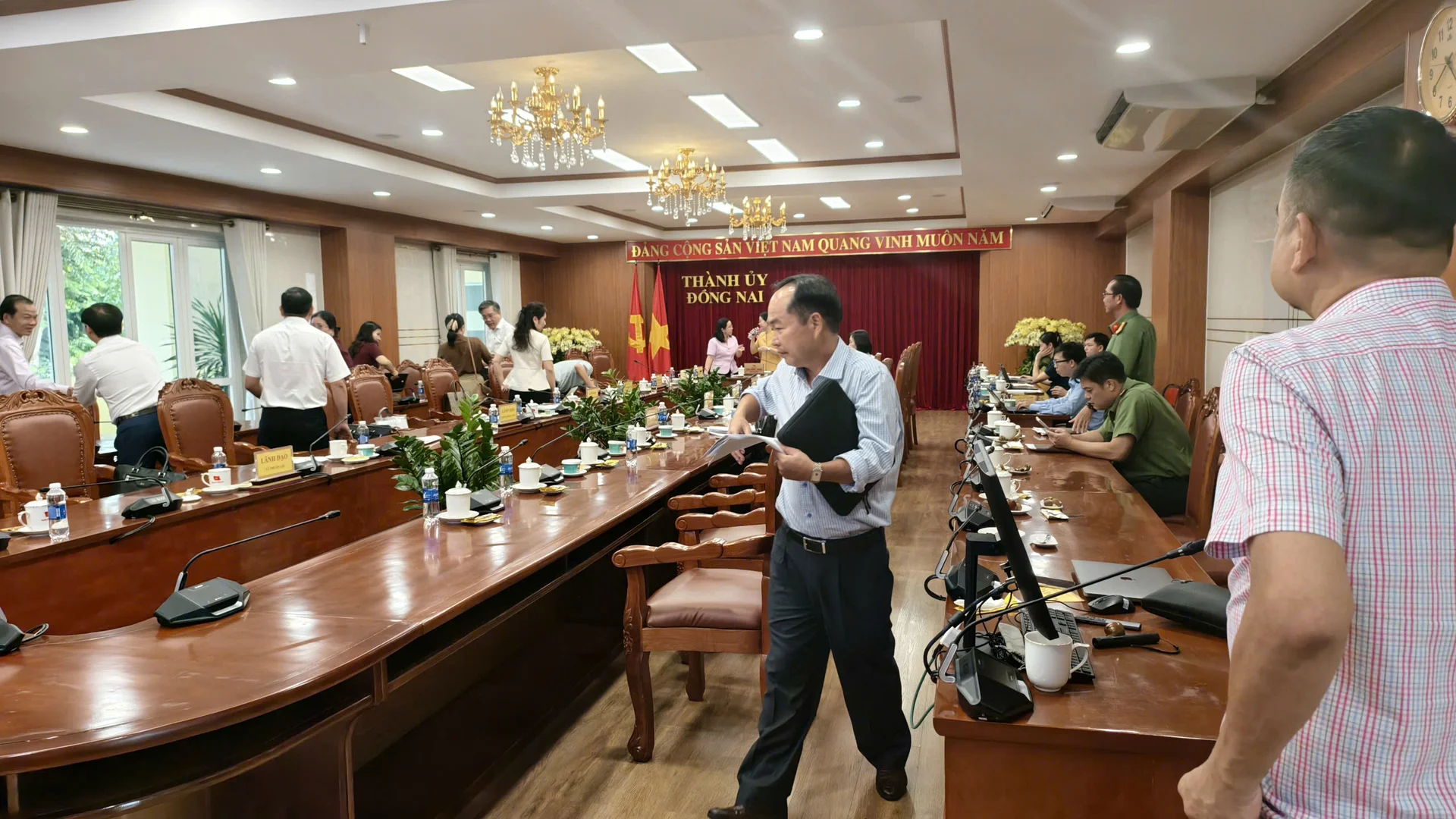 Tư vấn, Thiết kế Tượng đài và Quảng Trường Hồ Chí Minh - Phú Riềng Đỏ / Đồng Nai. Triết lý cội nguồn. TS. Nguyễn Đức (Phổ Tuệ) Tiến sĩ Mỹ thuật Công nghiệp • Sáng lập & Giám đốc Điều hành Tập đoàn NVN Việt Nam. Chuyên gia tư vấn chiến lược thương hiệu, tạo hình mỹ thuật công nghiệp và nghiên cứu kiến trúc di sản văn hóa tâm linh truyền thống Bắc Bộ. "Tâm để phụng sự – Trí để sáng tạo – Đức để hành nghề" Sinh ra và lớn lên trong gia đình có truyền thống Nho giáo và cách mạng, TS. Nguyễn Đức sớm gắn bó với những giá trị văn hóa thuần Việt. Suốt một thập kỷ (2003 – 2013) học tập và nghiên cứu sinh tại Học viện Mỹ thuật Ứng dụng Strôganov (Mátxcơva) theo học bổng toàn phần của Nhà nước, anh đã kết hợp phương pháp luận tạo hình hàn lâm châu Âu để soi chiếu và bảo tồn di sản cổ truyền quê hương.
