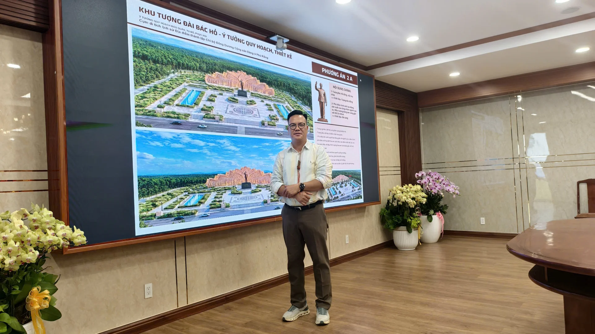 Tư vấn, Thiết kế Tượng đài và Quảng Trường Hồ Chí Minh - Phú Riềng Đỏ / Đồng Nai. Triết lý cội nguồn. TS. Nguyễn Đức (Phổ Tuệ) Tiến sĩ Mỹ thuật Công nghiệp • Sáng lập & Giám đốc Điều hành Tập đoàn NVN Việt Nam. Chuyên gia tư vấn chiến lược thương hiệu, tạo hình mỹ thuật công nghiệp và nghiên cứu kiến trúc di sản văn hóa tâm linh truyền thống Bắc Bộ. "Tâm để phụng sự – Trí để sáng tạo – Đức để hành nghề" Sinh ra và lớn lên trong gia đình có truyền thống Nho giáo và cách mạng, TS. Nguyễn Đức sớm gắn bó với những giá trị văn hóa thuần Việt. Suốt một thập kỷ (2003 – 2013) học tập và nghiên cứu sinh tại Học viện Mỹ thuật Ứng dụng Strôganov (Mátxcơva) theo học bổng toàn phần của Nhà nước, anh đã kết hợp phương pháp luận tạo hình hàn lâm châu Âu để soi chiếu và bảo tồn di sản cổ truyền quê hương.