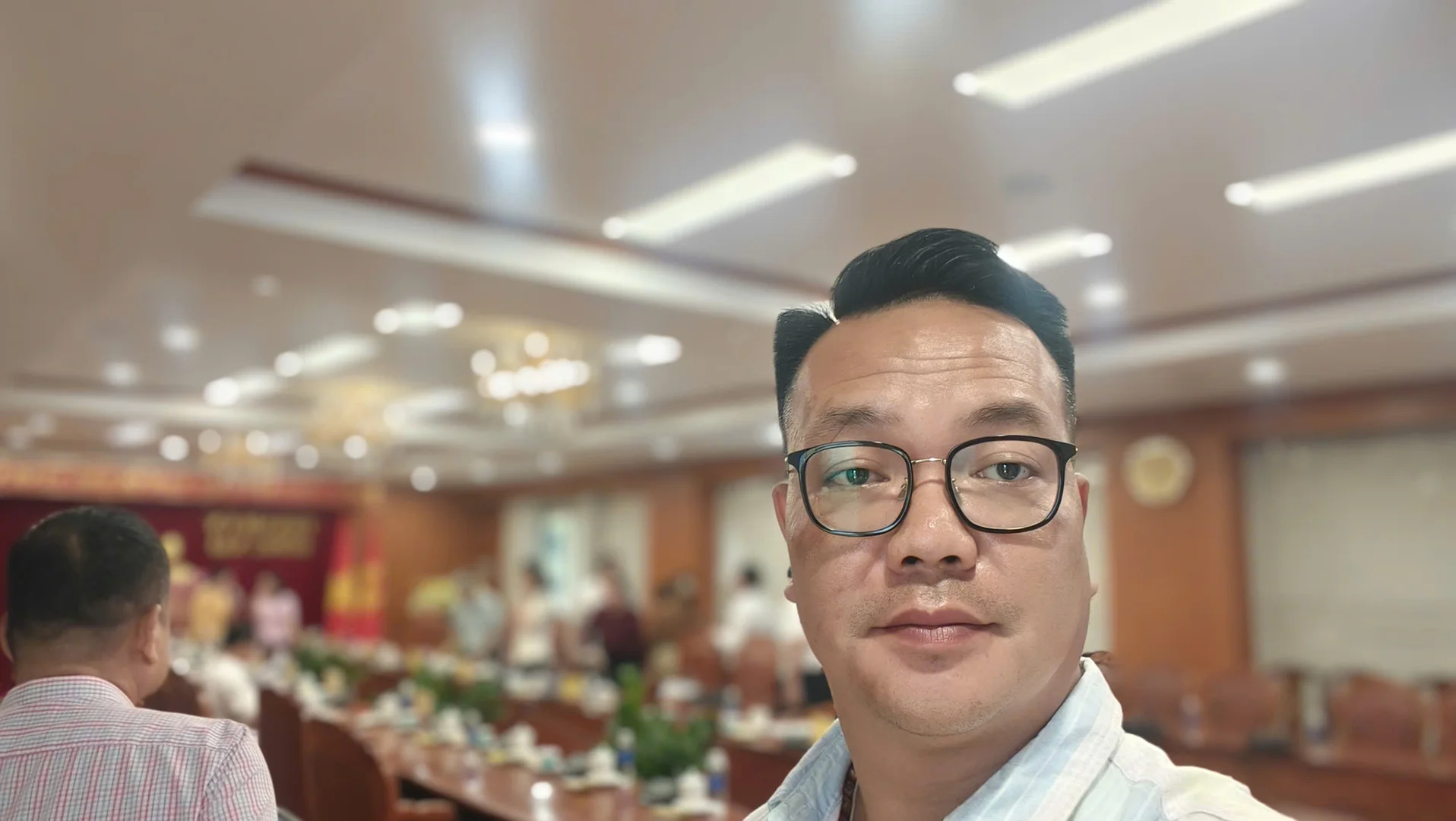 Tư vấn, Thiết kế Tượng đài và Quảng Trường Hồ Chí Minh - Phú Riềng Đỏ / Đồng Nai. Triết lý cội nguồn. TS. Nguyễn Đức (Phổ Tuệ) Tiến sĩ Mỹ thuật Công nghiệp • Sáng lập & Giám đốc Điều hành Tập đoàn NVN Việt Nam. Chuyên gia tư vấn chiến lược thương hiệu, tạo hình mỹ thuật công nghiệp và nghiên cứu kiến trúc di sản văn hóa tâm linh truyền thống Bắc Bộ. "Tâm để phụng sự – Trí để sáng tạo – Đức để hành nghề" Sinh ra và lớn lên trong gia đình có truyền thống Nho giáo và cách mạng, TS. Nguyễn Đức sớm gắn bó với những giá trị văn hóa thuần Việt. Suốt một thập kỷ (2003 – 2013) học tập và nghiên cứu sinh tại Học viện Mỹ thuật Ứng dụng Strôganov (Mátxcơva) theo học bổng toàn phần của Nhà nước, anh đã kết hợp phương pháp luận tạo hình hàn lâm châu Âu để soi chiếu và bảo tồn di sản cổ truyền quê hương.